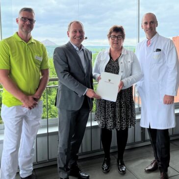 Zuwendung aus Krankenhauszukunftsfonds: Ministerin übereicht Bescheide für Helios Kliniken Mansfeld-Südharz