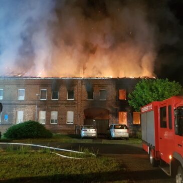 Feuerwehr im Einsatz: Mehrfamilienhaus in Vollbrand