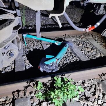 Zeugenaufruf der Bundespolizei: Bisher unbekannter Täter legt E-Scooter in Gleisbereich – Güterzug kollidiert damit