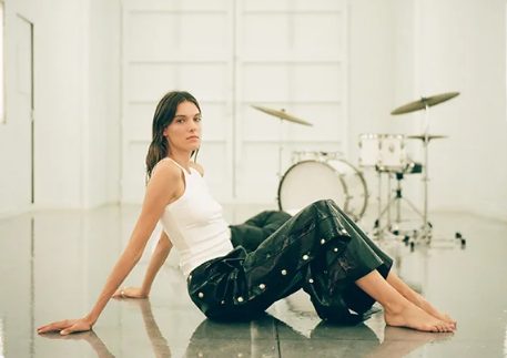 Charlotte Cardin veröffentlicht ihre neue Single „99 Nights“ 