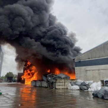 Feuerwehr im Einsatz: Brand auf Mülldeponie