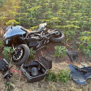 Motorradfahrer stürzt nach Überholvorgang und wird schwer verletzt