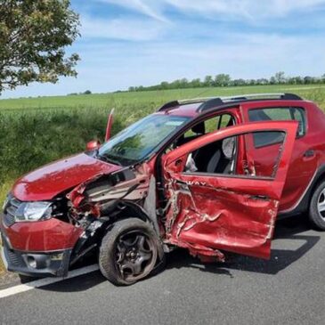 B246: Autofahrer kracht gegen Mähdrescher und wird schwer verletzt