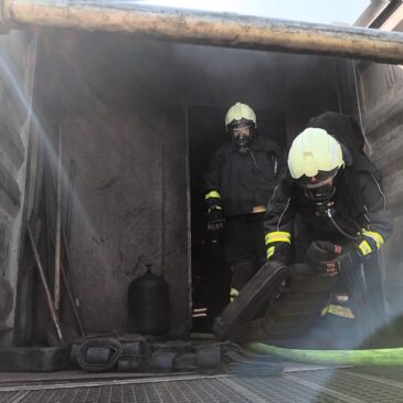 Freiwillige Feuerwehr(en): Brandschutzübung unter Echt-Bedingungen