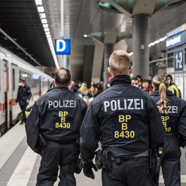 Zeugenaufruf der Bundespolizei: Bisher unbekannter Täter wirft Pflasterstein durch das Fenster des Dienstraumes am Bahnhof Gommern