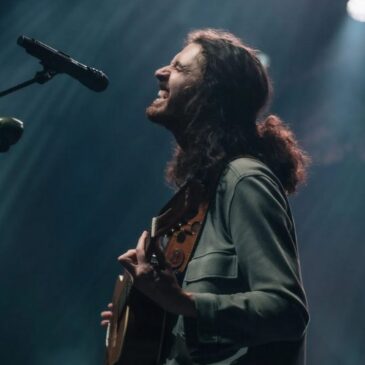 Hozier veröffentlicht neuen Song “De Selby (Part 2)” aus dem neuen Album “Unreal Unearth”