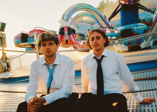 Elektro-Duo TELESHOP versorgt uns in „Endlos“ mit technoidem Sound