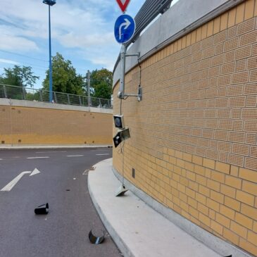 Unfallflucht am City-Tunnel: LKW-Fahrer kracht gegen Lichtzeichenanlage