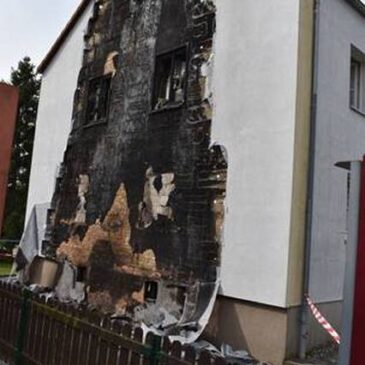 Feuerwehr im Einsatz: Mehrere Mülltonnen brennen in Völpke und beschädigen Mehrfamilienhaus