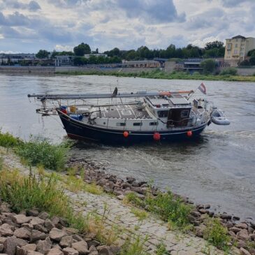 Sportboot fährt sich auf Elbe fest