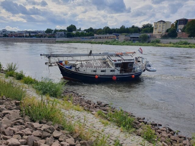 Sportboot fährt sich auf Elbe fest