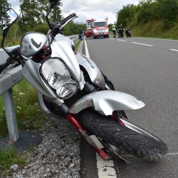 Motorradfahrerin nach Fahrfehler gestürzt und schwer verletzt