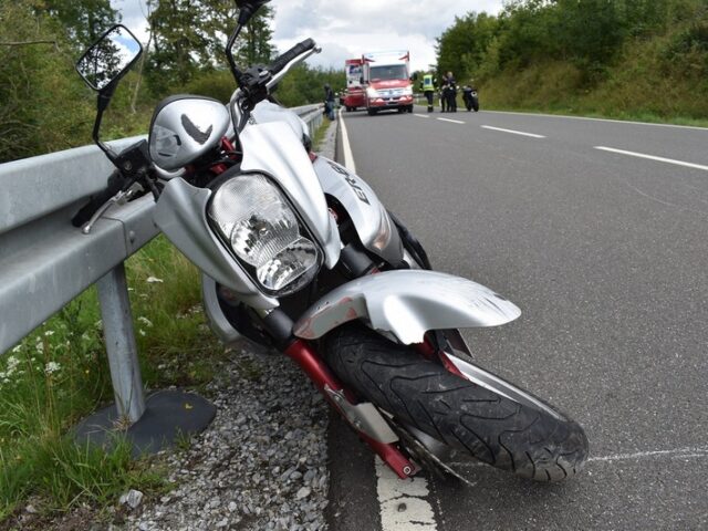 Motorradfahrerin nach Fahrfehler gestürzt und schwer verletzt