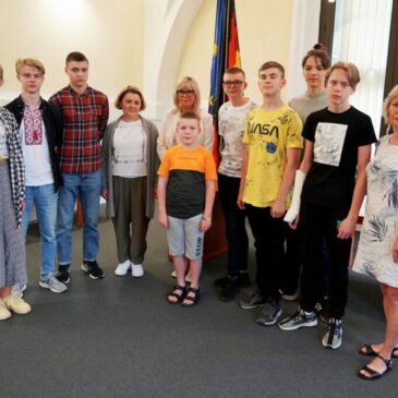 Oberbürgermeisterin begrüßt Jugendliche aus Saporischschja / Empfang im Alten Rathaus mit Gästebucheintrag