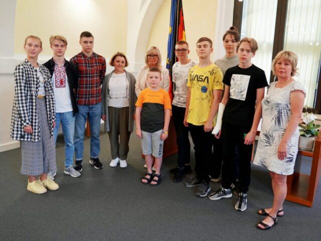 Oberbürgermeisterin begrüßt Jugendliche aus Saporischschja / Empfang im Alten Rathaus mit Gästebucheintrag