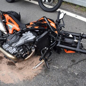 Zwei verletzte Biker nach Unfall auf der B81