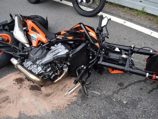 Zwei verletzte Biker nach Unfall auf der B81