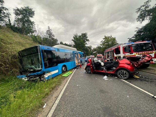 Schwerer Busunfall mit mehreren verletzten Personen