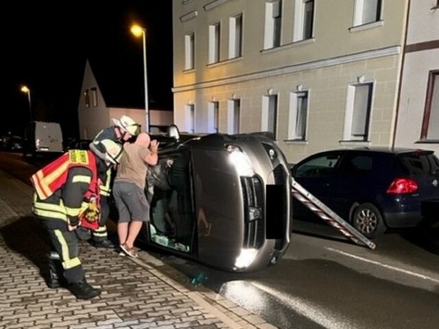 Feuerwehr im Einsatz: Auto auf die Seite gekippt