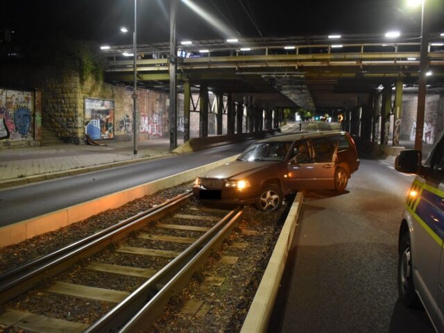 Autofahrerin mit 1,68 Promille landet im Gleisbett