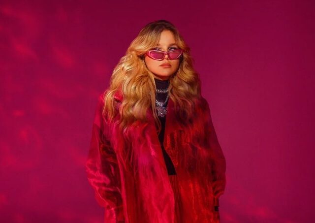 Mit ihrer neuen Single „The Greatest“ feiert Tones And I weibliche Stärke