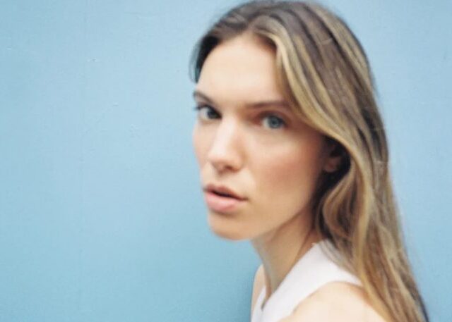 Charlotte Cardin stellt „Next To Me“ bei COLORS vor