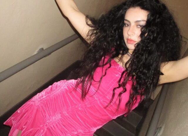 Charli XCX veröffentlicht ihr neues Musikvideo zu Speed Drive (From Barbie The Album)