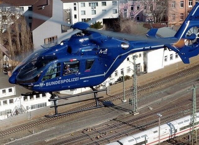 Zwei Männer laufen entlang der Gleise: Güterzug muss Gefahrenbremsung einleiten