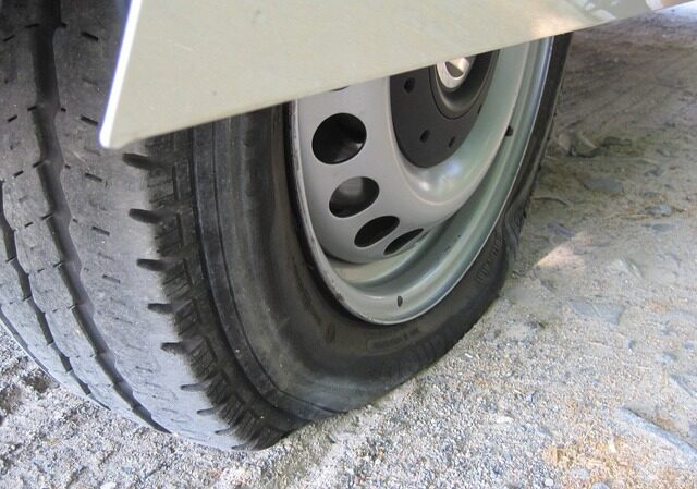 Warnhinweis der Polizei: Luft an zahlreichen Fahrzeugen abgelassen