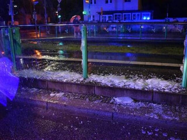 Starkregen: Autofahrer verliert die Kontrolle