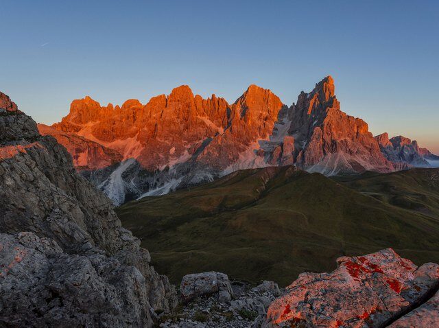 Pink-Fieber im Trentino: Enrosadira und Roséwein beim Sonnenuntergang in den Dolomiten genießen