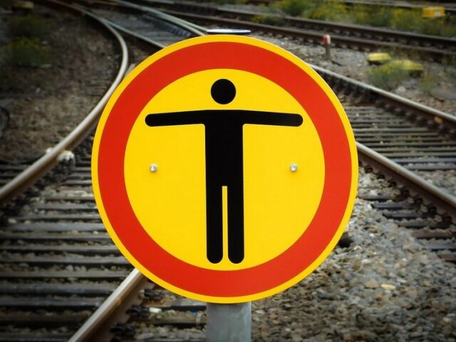 Gefahrenbremsung durch Intercity: 21-JĂ€hriger in den Bahngleisen