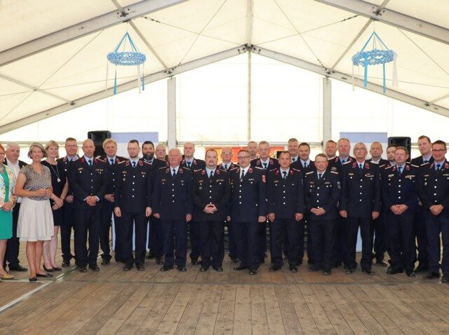 Hohe Auszeichnungen für Feuerwehrkameraden: Innenministerin verleiht Brandschutz- und Katastrophenschutz-Ehrenzeichen