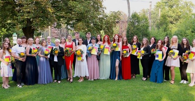 30 Pflegefachfrauen und -männer der Helios Kliniken feiern ihr Examen