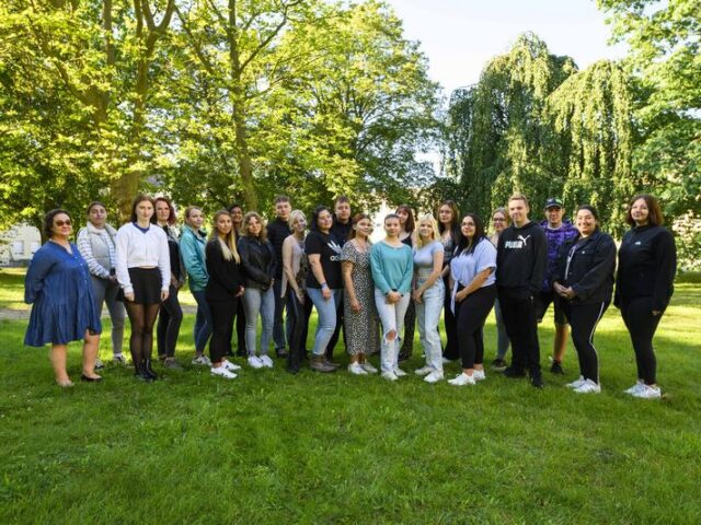 Startschuss fĂŒr angehende PflegefachkrĂ€fte: 50 junge Frauen und MĂ€nner beginnen ihre Ausbildung