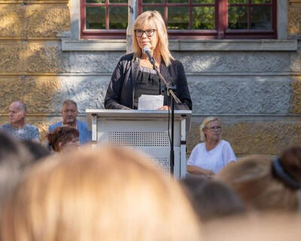 Oberbürgermeisterin übergibt feierlich Johann-Wolfgang-von-Goethe Schule / Umfangreiche Modernisierung nach zwei Jahren beendet