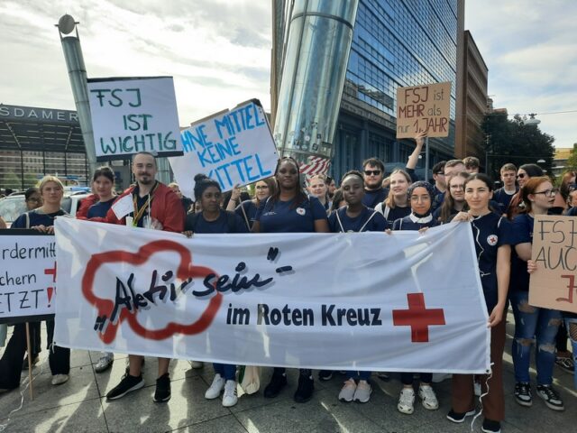 Freiwilligendienste protestieren gegen Kürzungen im Bundesetat