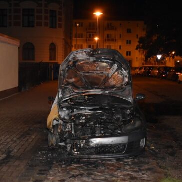 Auto brennt in Salzwedeler Straße / Polizei sucht Zeugen