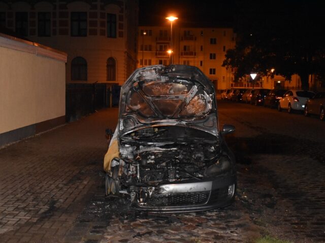 Auto brennt in Salzwedeler Straße / Polizei sucht Zeugen