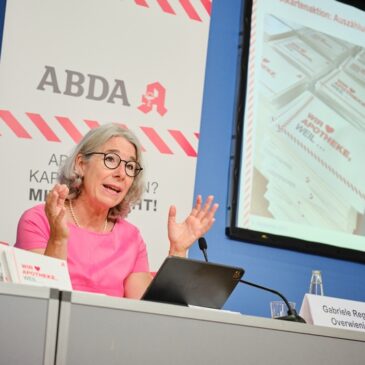 Hunderttausende Postkarten von Apothekenkunden: ABDA fordert Antworten von Lauterbach