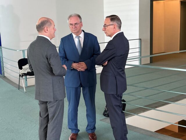 Ministerpräsident Haseloff beim Spitzengespräch mit der Chemieindustrie / Sorge um Chemie-Standort