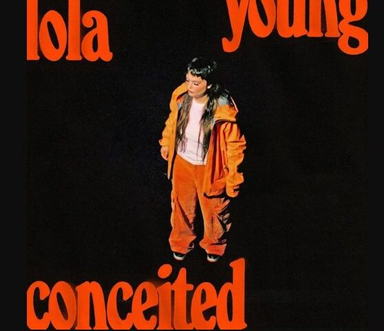LOLA YOUNG präsentiert ihre neue Single “Conceited”