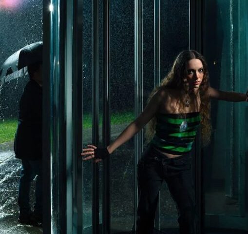 Holly Humberstone veröffentlicht ihre neue Single “Into Your Room”