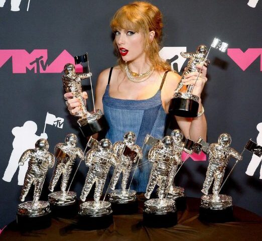 MTV VMAs 2023 â Taylor Swift rĂ€umt ab / Anitta, Karol G, Nicki Minaj, Rema & Selena Gomez, TXT, ICE SPICE gewinnen âMoonmanâ