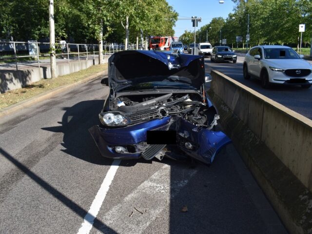 Autofahrer kracht gegen Betonbegrenzung: Zwei Schwerverletzte