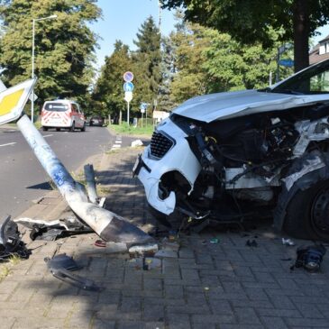 Olvenstedter Chaussee: Autofahrer beschädigt drei PKW, Baum und Straßenlaterne