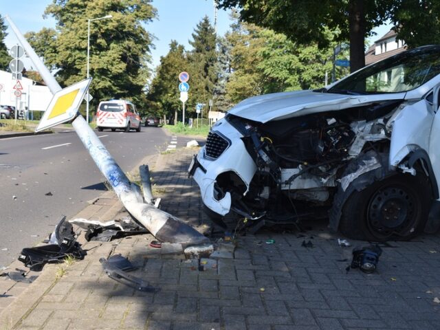 Olvenstedter Chaussee: Autofahrer beschädigt drei PKW, Baum und Straßenlaterne