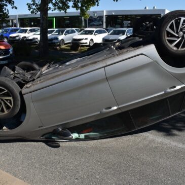 Autofahrerin fährt auf Rampe und landet auf dem Dach