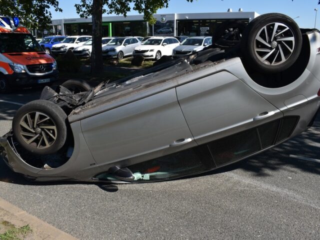 Autofahrerin fährt auf Rampe und landet auf dem Dach
