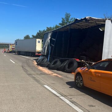 Nach Unfall: LKW-Reifen verteilten sich auf der A14